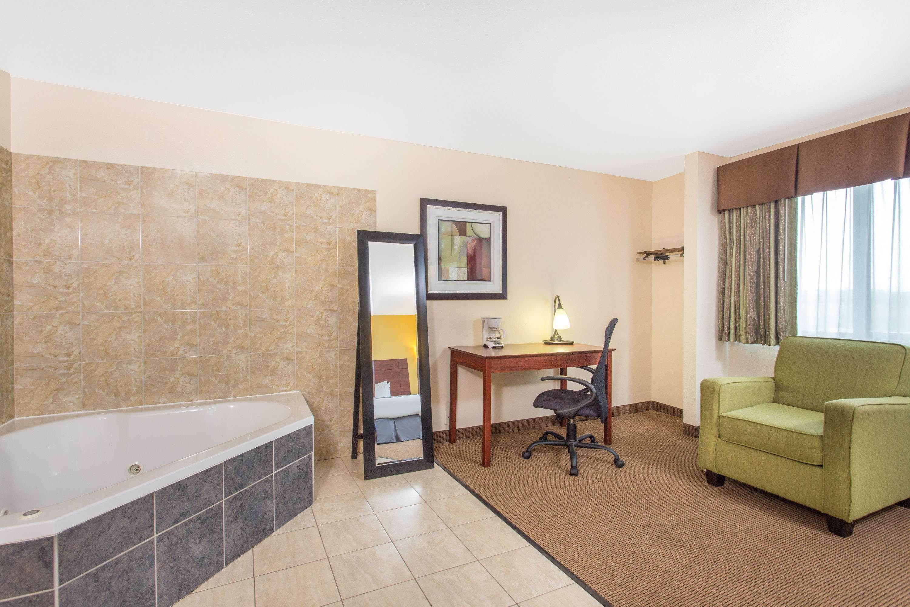 Hotel Baymont by Wyndham Dubuque Extérieur photo