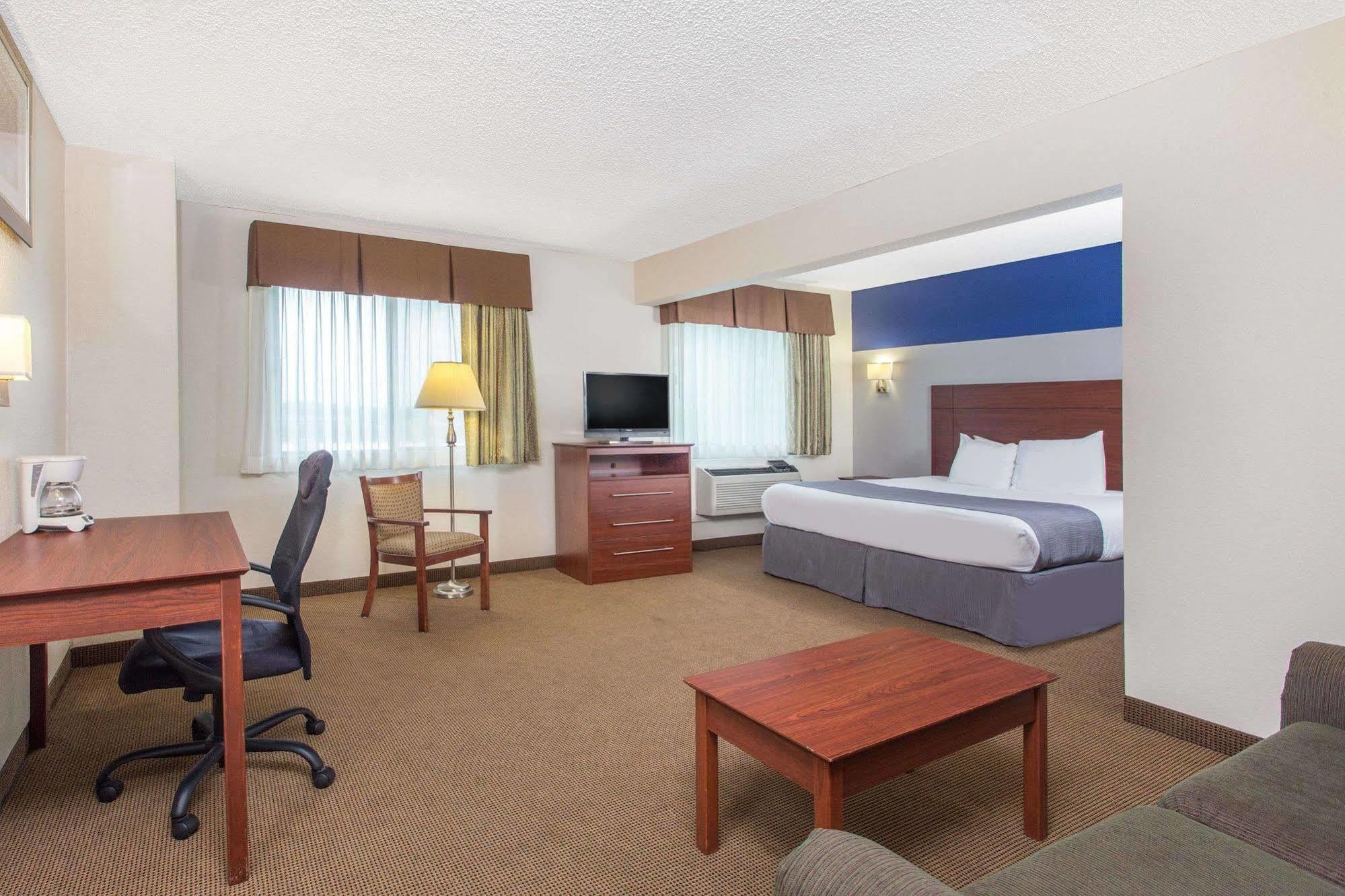 Hotel Baymont by Wyndham Dubuque Extérieur photo